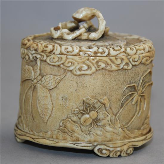 A Japanese ivory box and cover, Meiji period 6.5cm